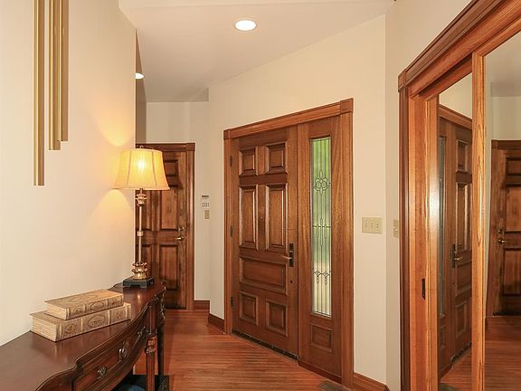 3rd image of 862 Windsor Green Dr