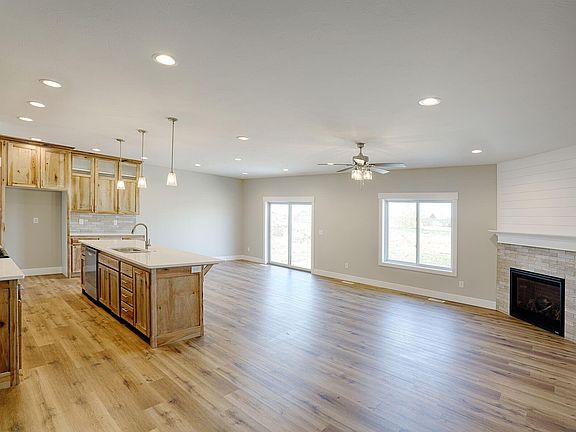 4th image of 685 Silvermaple Dr