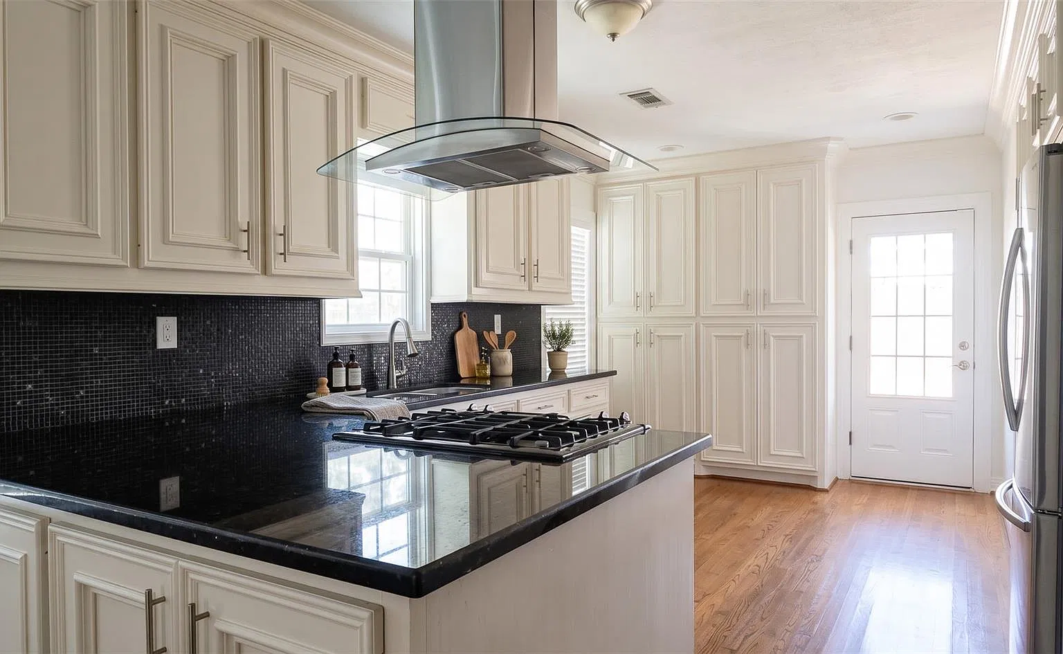 2 bed, 1.0 bath, 1104 sqft, $2,050 — Photo 4