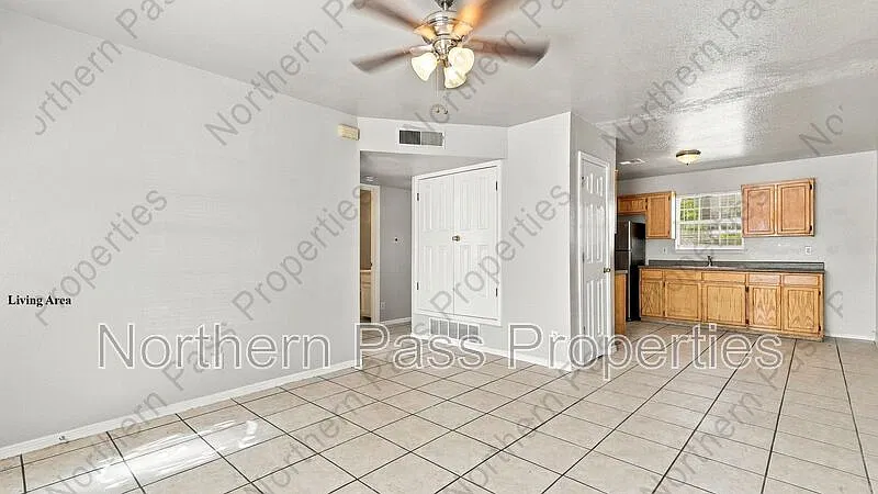 216 S Schutz Dr — Photo 2