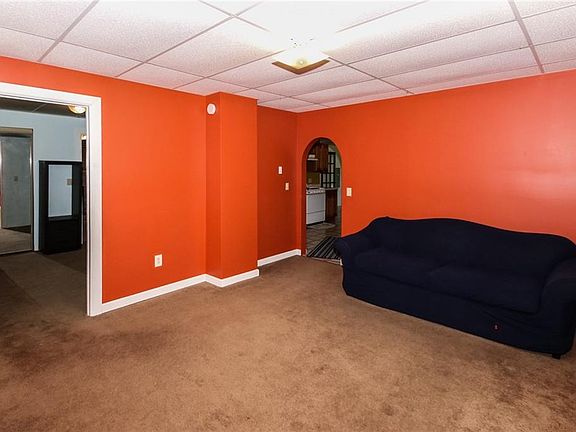 4th image of 216 W Plum St