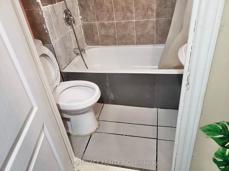 7098 Goreway Dr — Photo 8
