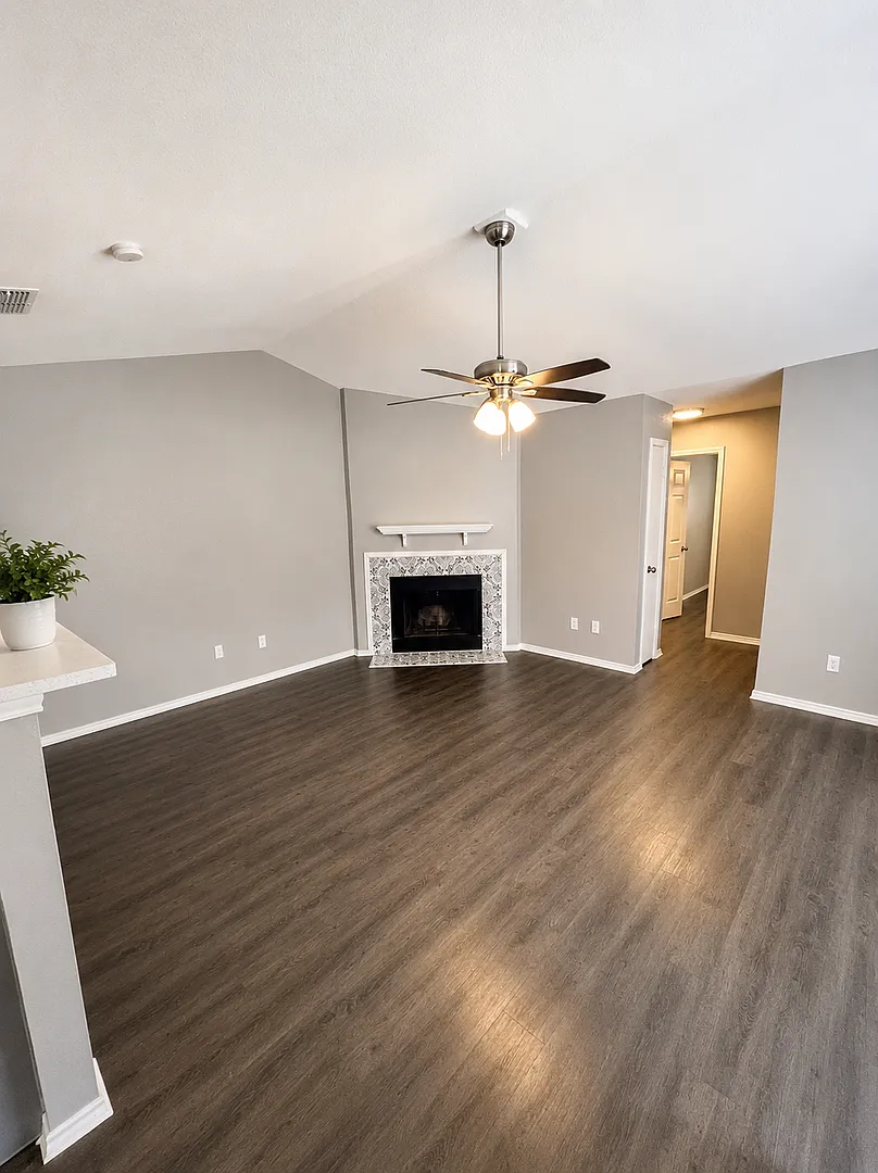 Recently Renovated 3 Bedroom — Photo 2
