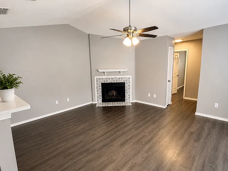 6302-6304 Waddesdon Blf — Photo 2