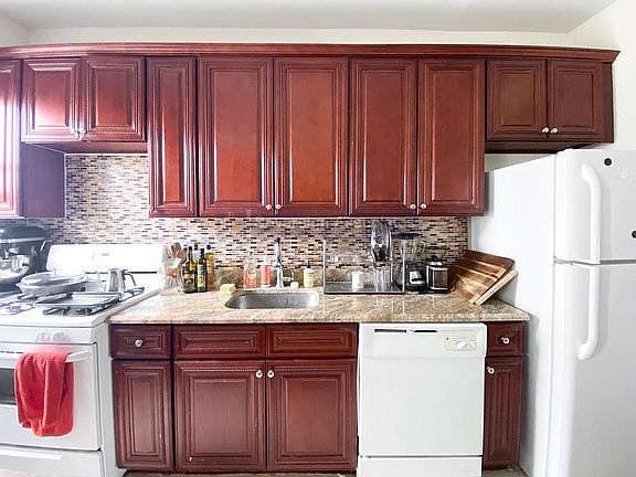3rd image of 165 Pinehurst Ave APT 5c