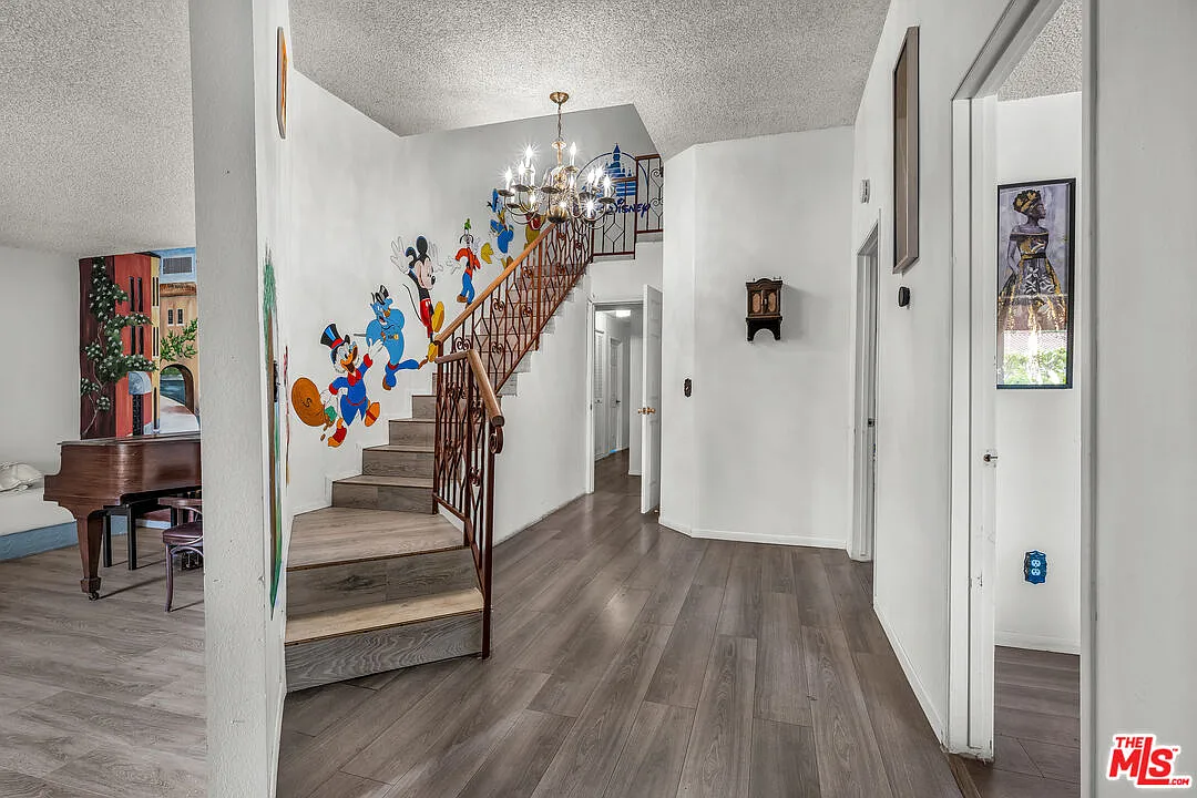 6 bed, 4.0 bath, 4026 sqft, $16,999 — Photo 3