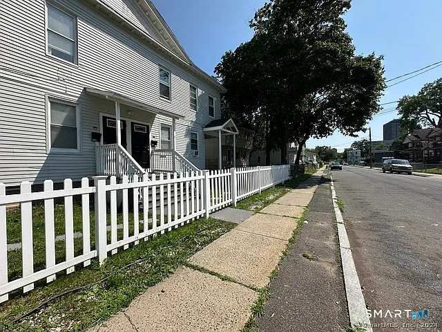 2 bed, 1.0 bath, 4002 sqft, $1,600 — Photo 2