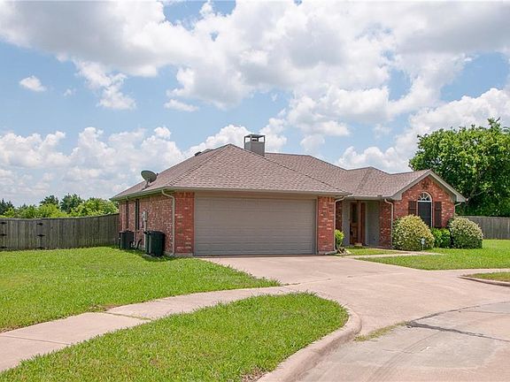 3rd image of 1002 Oak Dr