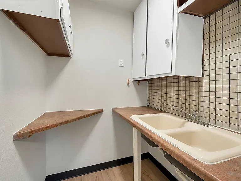135 N McKenzie Ave — Photo 11