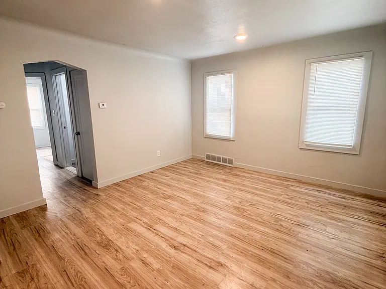 20529 Westphalia St — Photo 2