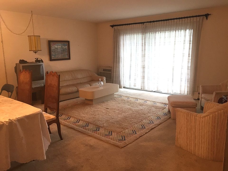 2nd image of 6800 N California Ave APT 2R