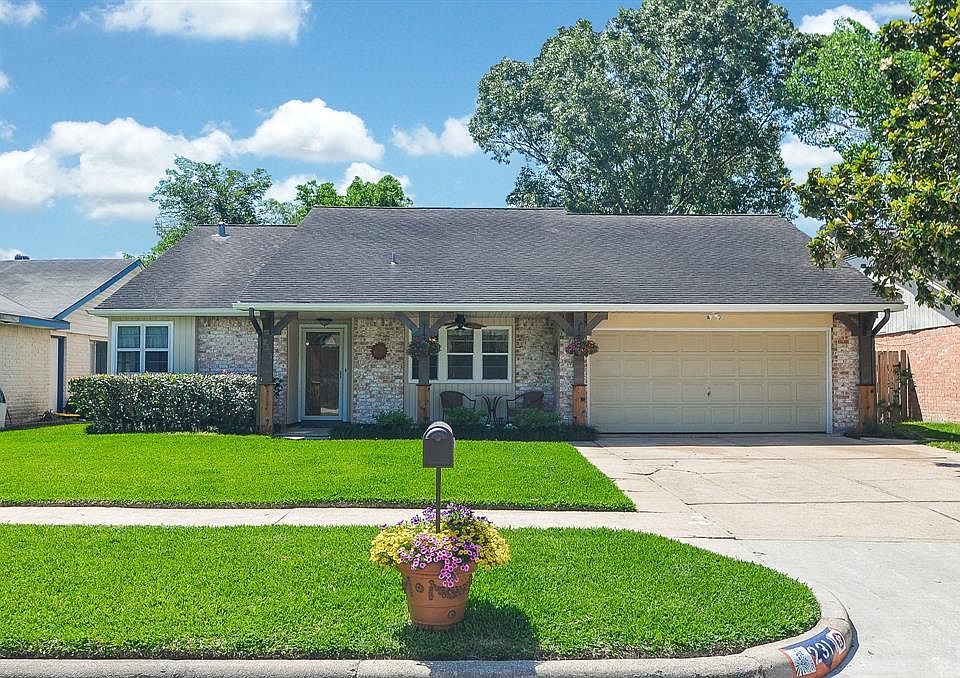 Welcome Home! This beautiful 3 bedroom/2 bath home has been well maintained and is move-in ready!
