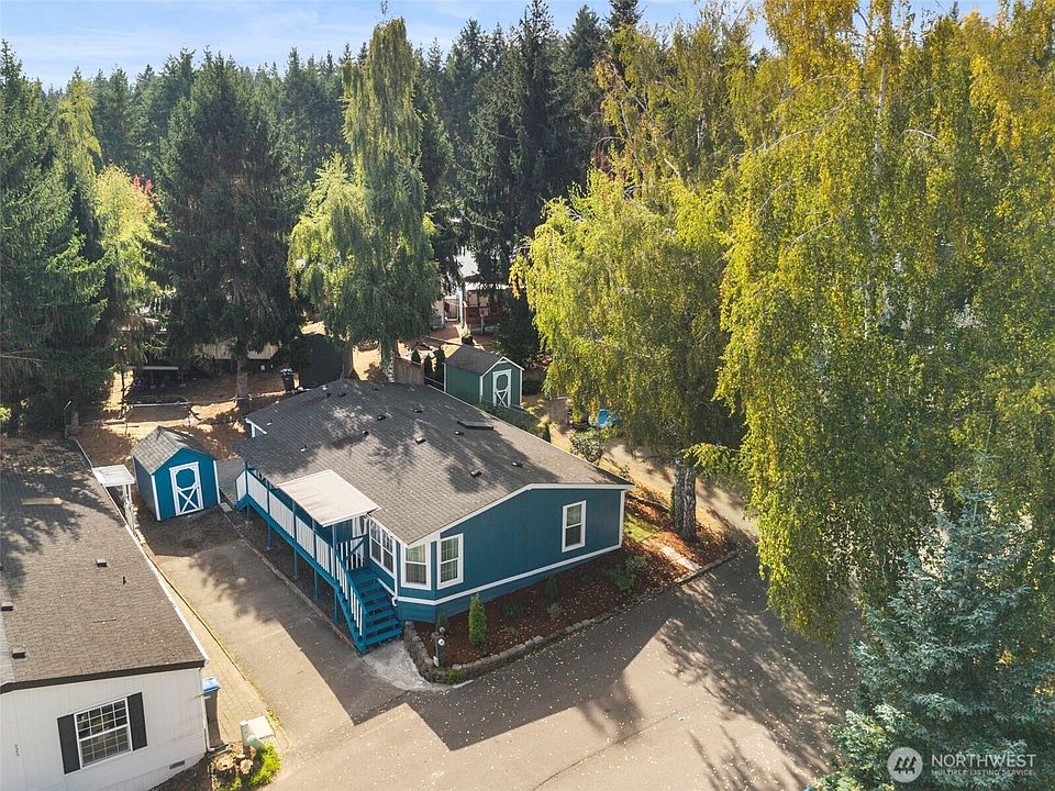 2nd image of 922 NW Mahogany Lane
