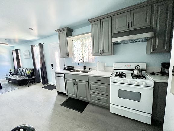 5th image of 1775 Curtis Ave