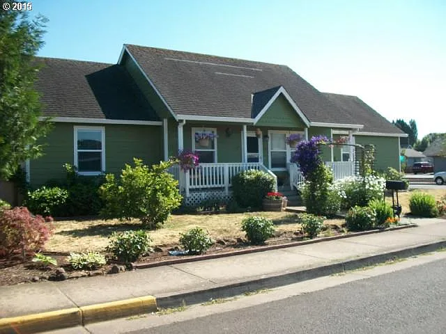 300 SE Jefferson St photo 1