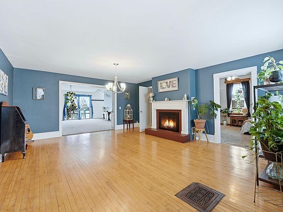 3rd image of 209 E Washington St