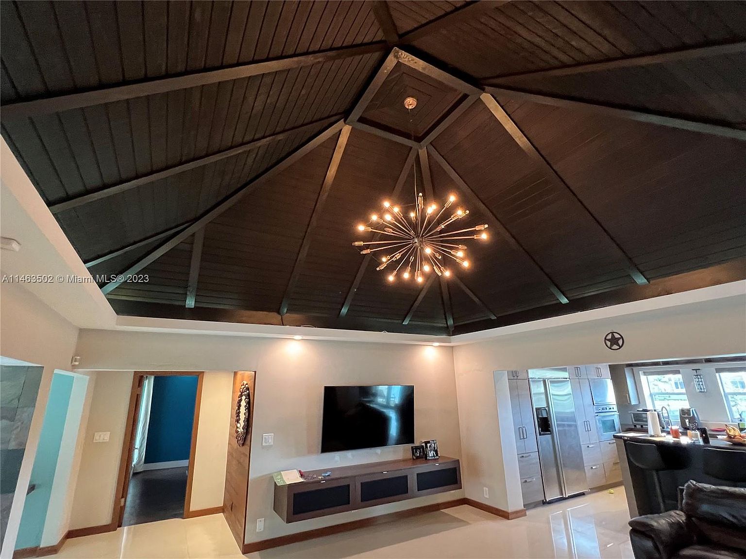 6104 Royal Poinciana Ln