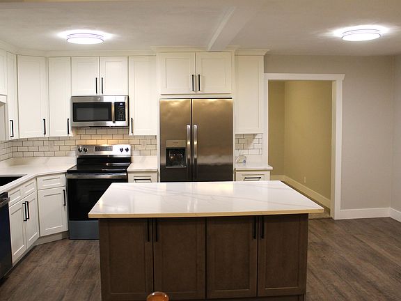 2nd image of 2071 Ellen St