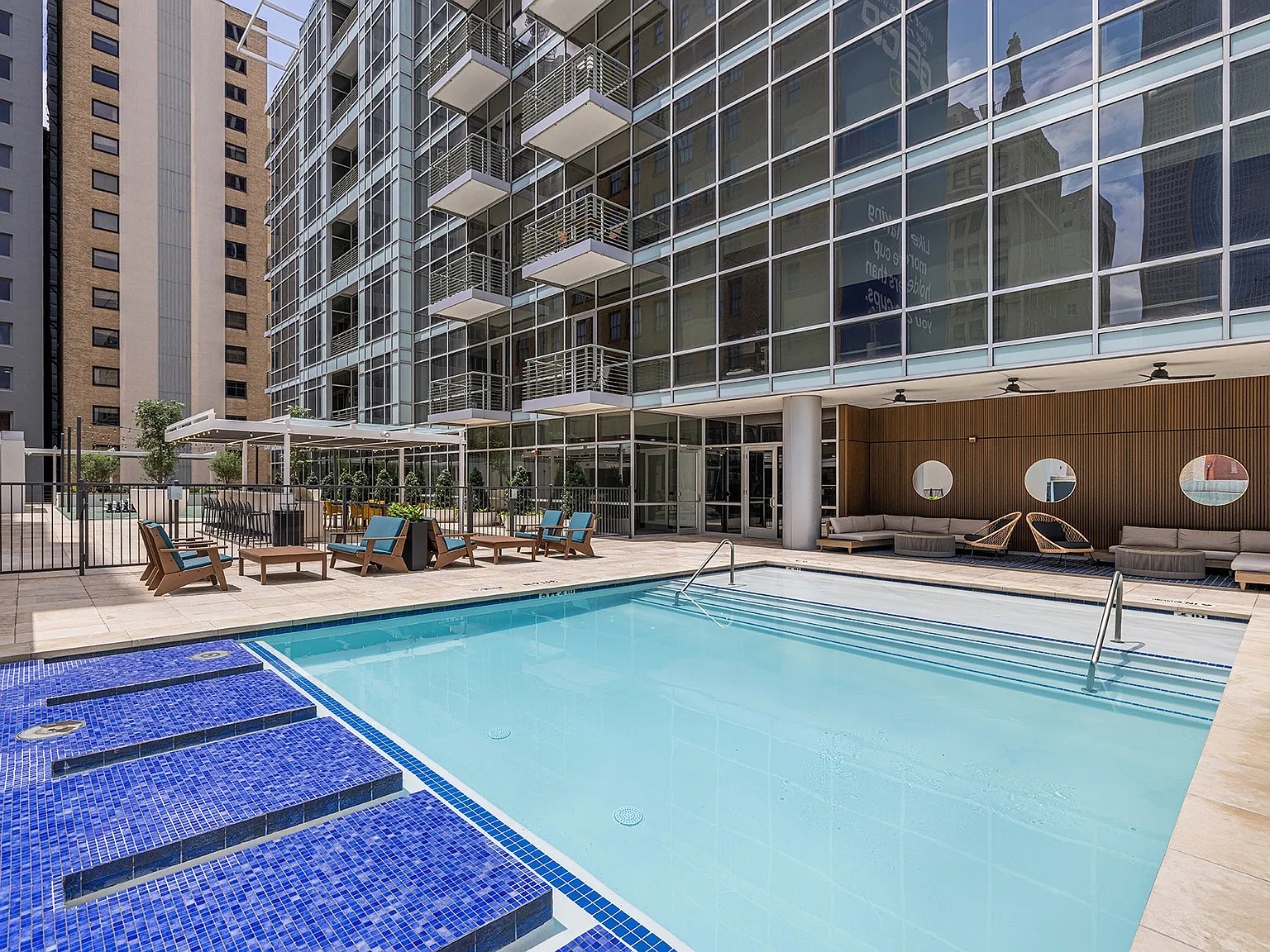Main 3 Downtown — Photo 4