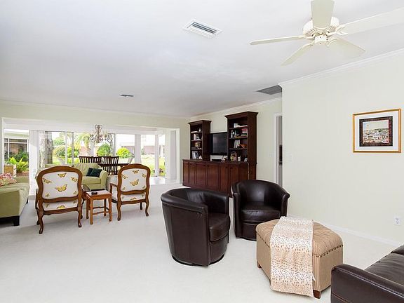 3rd image of 300 Harbour Dr APT 300B