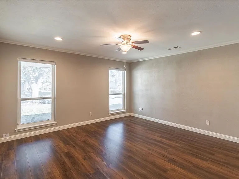 8419 Sharpview Dr — Photo 9