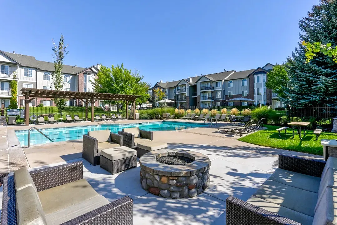 Sterling Pointe Apartments — Photo 1