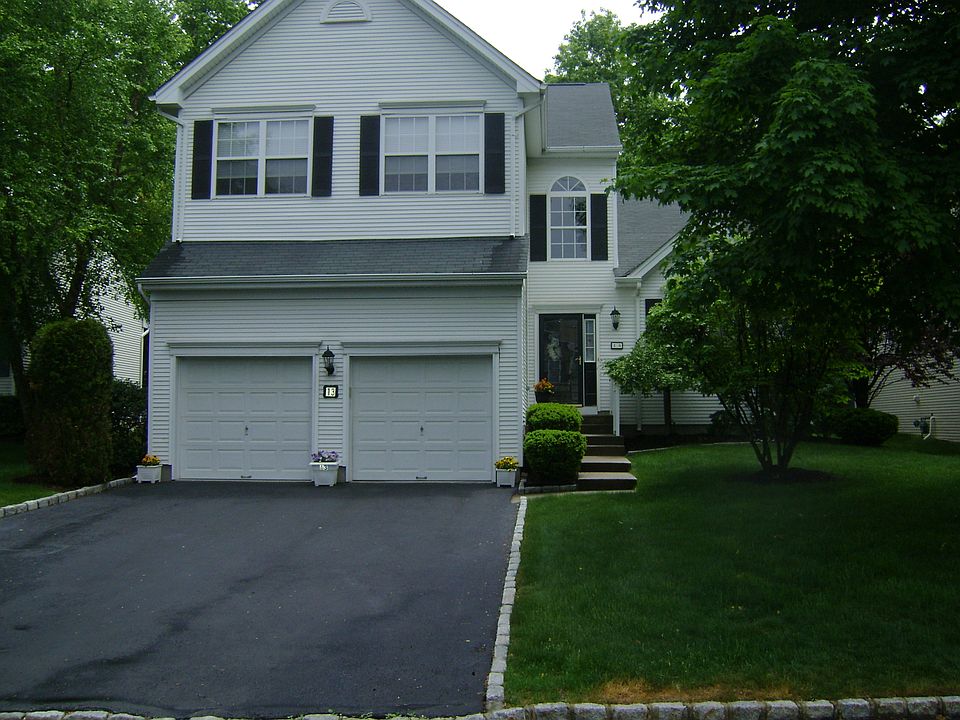 Beautiful, well kept condo