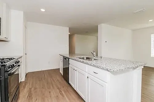 Spacious 4 Bed/2 Bath Single Family Home in Tampa - Available 09/01 - $1350/mo — Photo 3