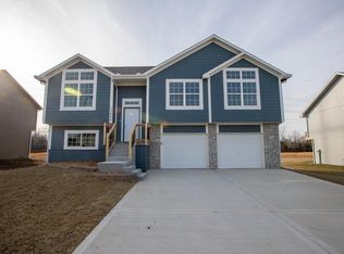 21200 N Pointe Dr, Peculiar, MO 64078