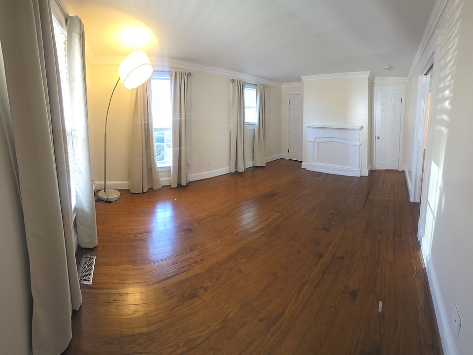 Guest bedroom with closet and access to 2nd bath.