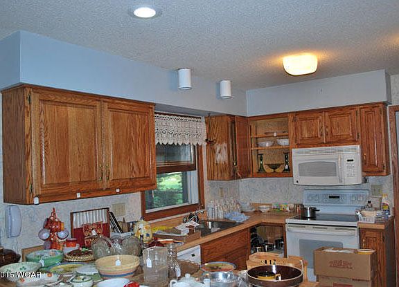 3rd image of 914 Summit Dr