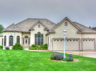8263 S Country Club Cir, Franklin, WI 53132