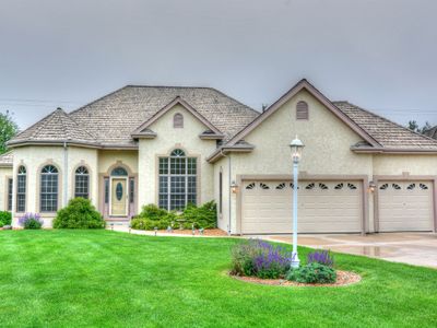 8263 S Country Club Cir, Franklin, WI, 53132