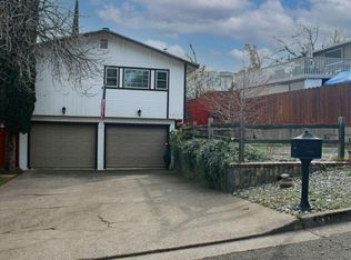 3869 Woodlawn St, Redding, CA 96001