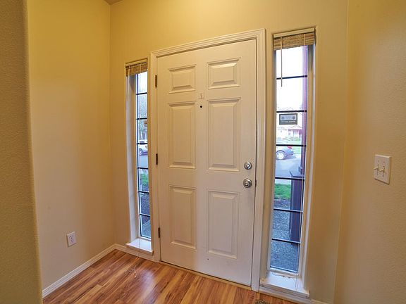 4th image of 542 SE Heathcliff Ln