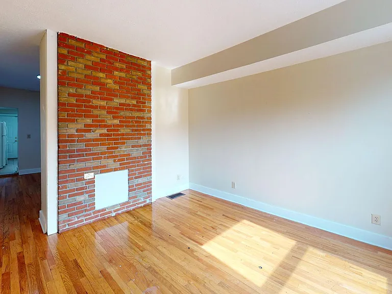 1373 Indianola Ave — Photo 1
