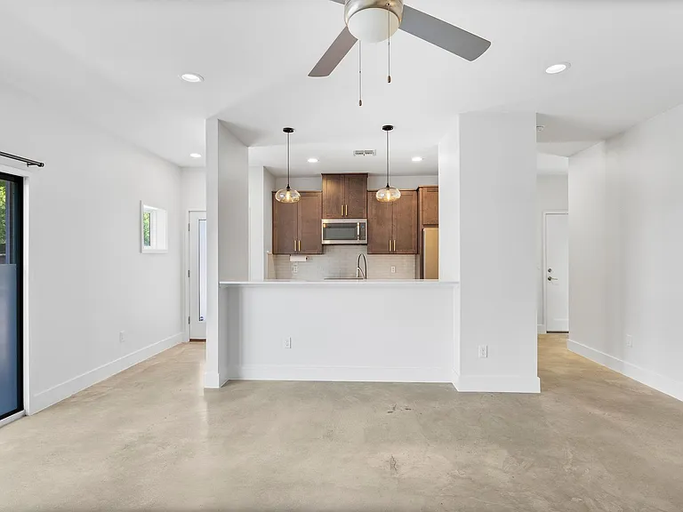 2101 Montopolis Dr #11 — Photo 4