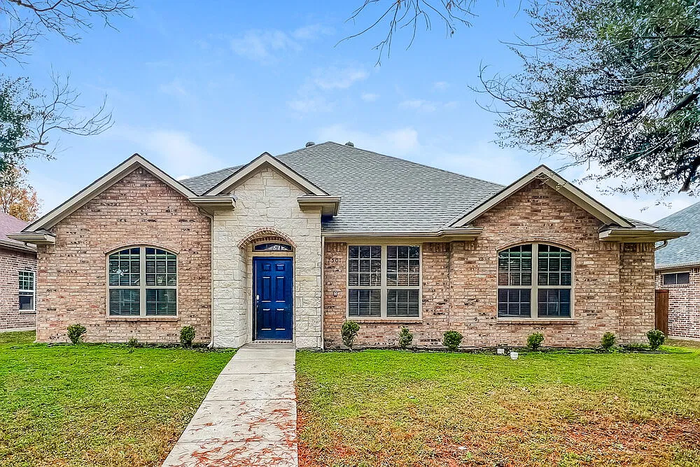 3 bed, 2.0 bath, 2385 sqft, $2,555 — Photo 1