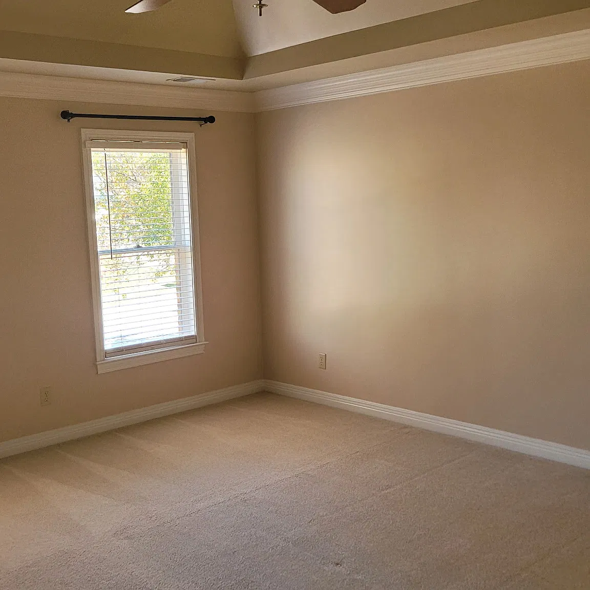 3 bed, 3.5 bath, 3400 sqft, $3,000 — Photo 3