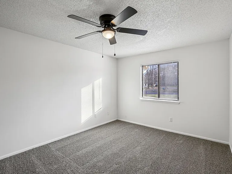 Spring Hill Plaza Apartments — Photo 27