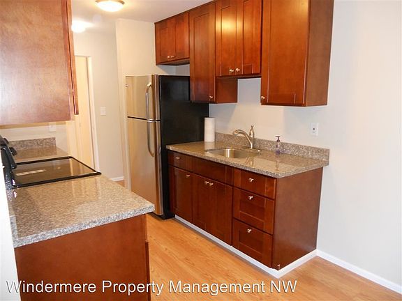 5th image of 3326 Lombard Ave