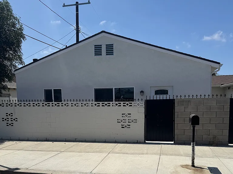 11914 Keswick St — Photo 1