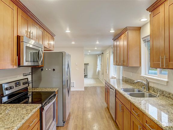 4th image of 21421 NE 61st Street
