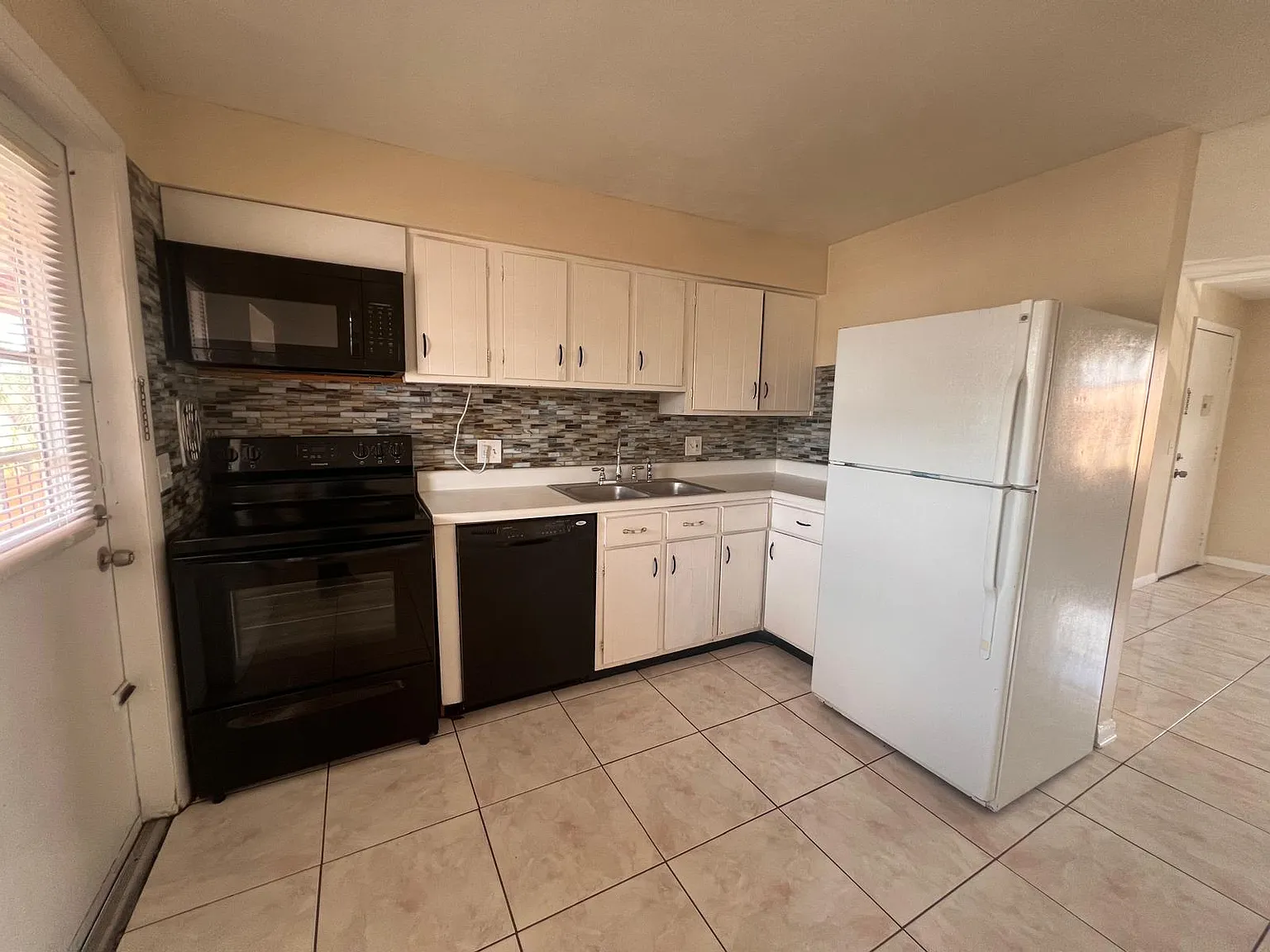 2 bed, 1.5 bath, 930 sqft, $1,400 — Photo 4