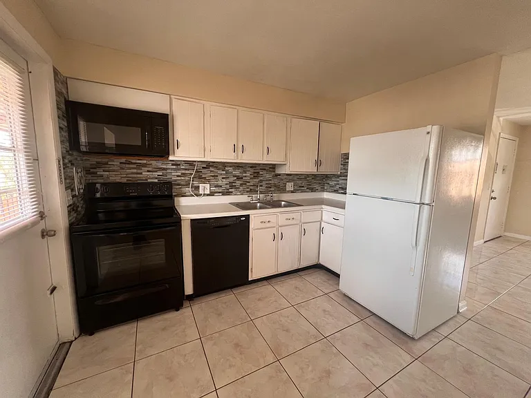 1665 W Oak Ridge Rd #C — Photo 4