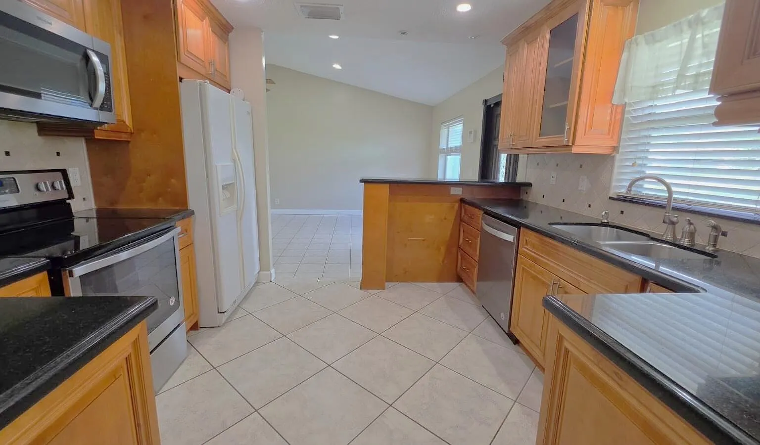 3 bed, 2.0 bath, 871 sqft, $2,000 — Photo 2
