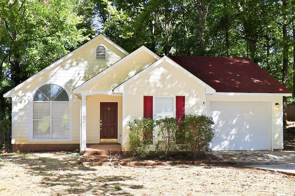 3 bed, 2.0 bath, 1370 sqft, $1,895 — Photo 1