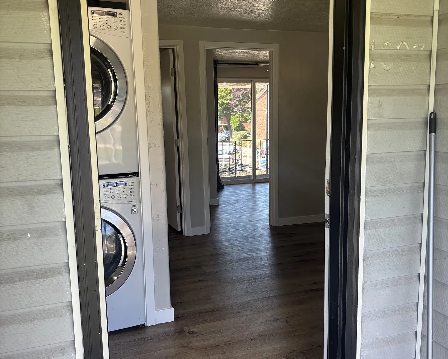 2 bed, 800 sqft, $1,300 — Photo 2
