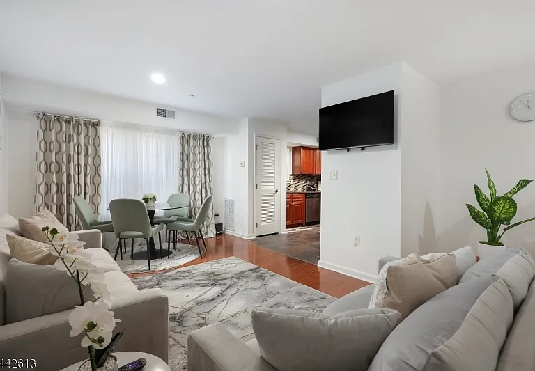 1130 Fairmount Ave #104 — Photo 2