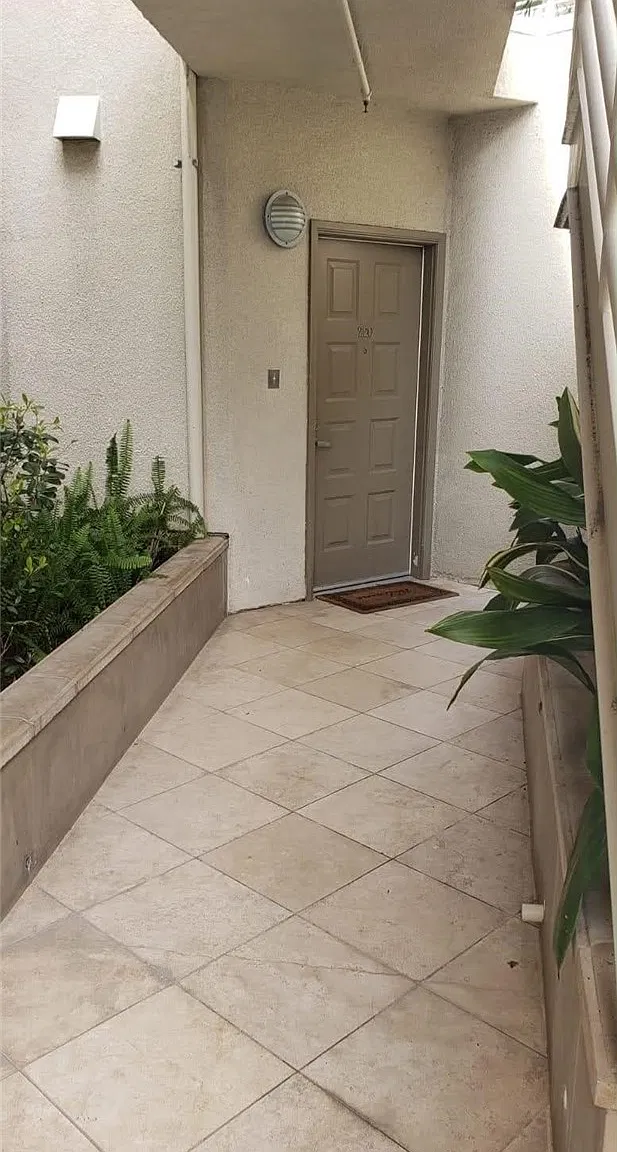 2905 Montrose Ave — Photo 2